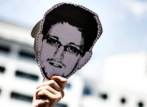 Edward Snowden képlegény lett