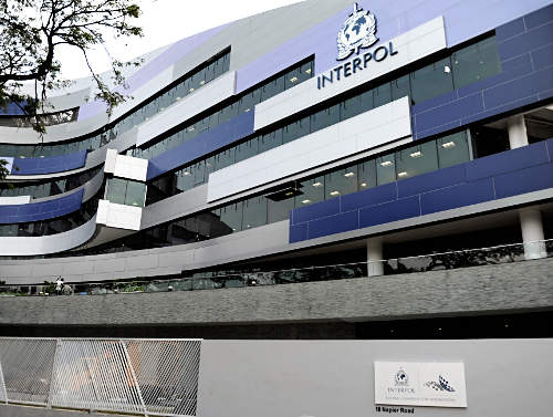Az Interpol felveszi a kesztyűt