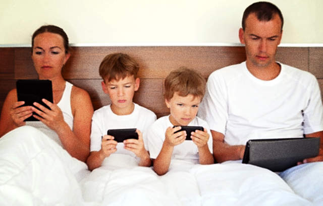 A közösségi média széttépi a családokat