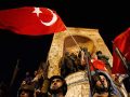 Török puccskísérlet: az ügyfeleinek tízezer forintot jóváír a Magyar Telekom