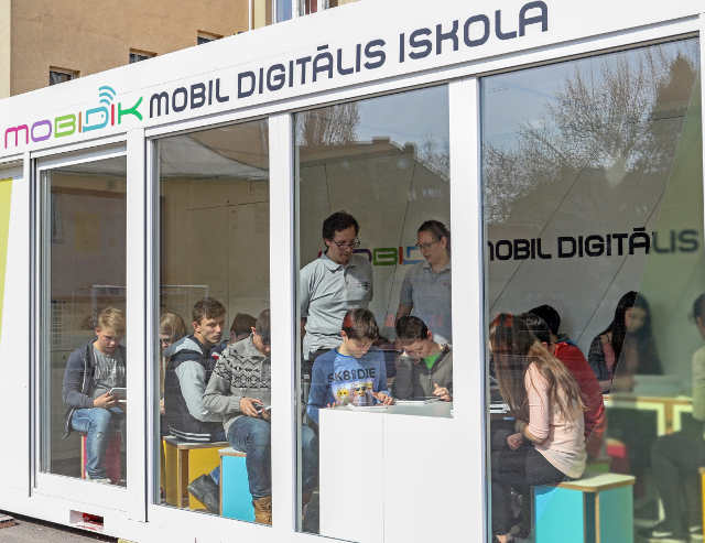 A nap képe: Mobil Digitális Iskola program utazó tanterme Szolnokon