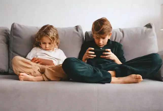 Az okostelefonnal sokkal többet játszanak a gyerekek, mint a szüleikkel