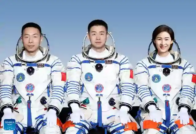 Sencsou-14 személyzete: Caj Hszücsö, Csen Tung és Liu Jang