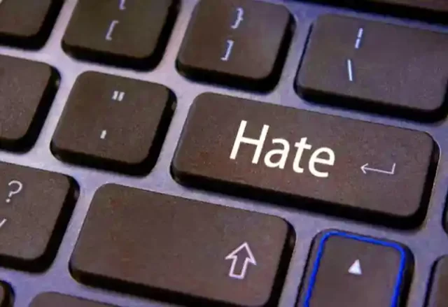 Visszaesett a nagy internetes cégek fellépése a gyűlöletbeszéddel szemben