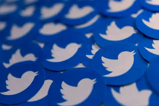 Politikusok, újságírók és aktivisták profilját tiltotta le a Twitter