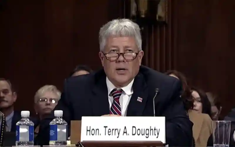 Terry A Doughty bíró