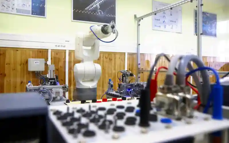 Robotika laborral gazdagodott a miskolci villamosipari technikum