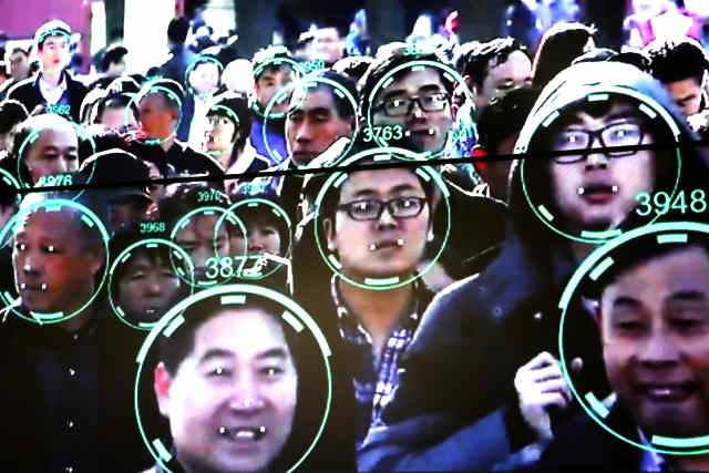 Kína arcfelismerő és adatelemző technológiákat használ az Ujgurok megfigyelésére