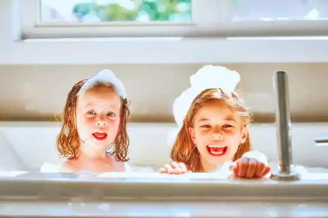 Fürdés vagy tusolás? Praktikus ötletek kisgyermekes szülőknek