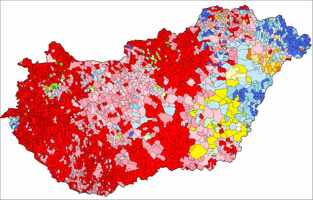 A legnagyobb vallási csoportok Magyarországon. A piros és a rózsaszín színezésű területek a római katolikus, a kék a református, a zöld az evangélikus, a barna vagy narancssárga a görögkatolikus többségű településeket jelölik, míg a citromsárga szín azon településeket, ahol a lakosság többsége vallási közösséghez nem tartozónak vallotta magát. A térkép a 2001-es népszámlálás adatai alapján készült.